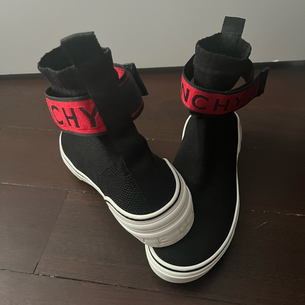 Men’s GIVENCHY Printed Sock Sneakers
Size: 8 | EU 41
